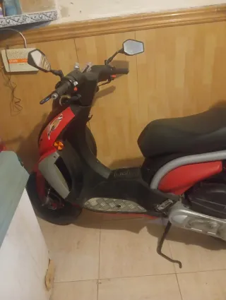 Ciclomotor Scooter Negro y Rojo 49cc.      ITV bie