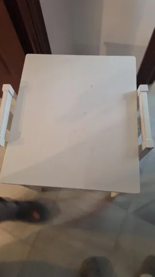 Mesa y 2 sillas blancas IKEA