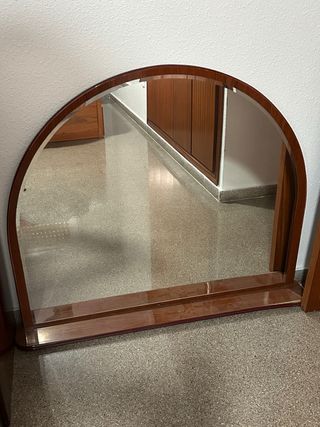 Espejo de madera con marco curvo