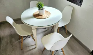 Mesa redonda blanca de madera dura y 4 sillas