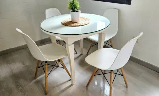 Mesa redonda blanca de madera dura y 4 sillas