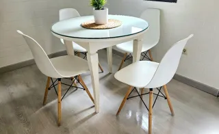 Mesa redonda blanca de madera dura y 4 sillas