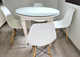 Mesa redonda blanca de madera dura y 4 sillas