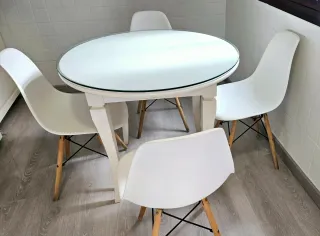 Mesa redonda blanca de madera dura y 4 sillas
