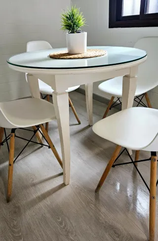 Mesa redonda blanca de madera dura y 4 sillas