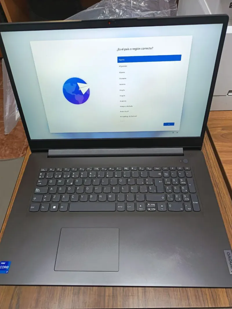 Ordenador portátil Lenovo V17