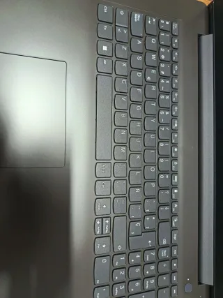 Ordenador portátil Lenovo V17