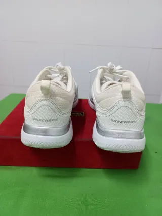 Zapatillas Skechers Blancas y Plateadas