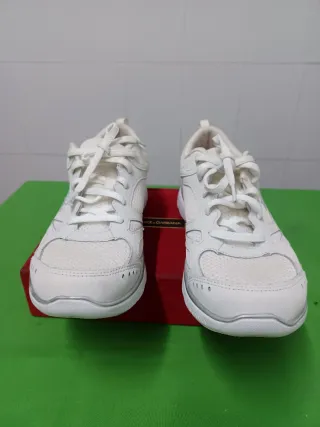 Zapatillas Skechers Blancas y Plateadas