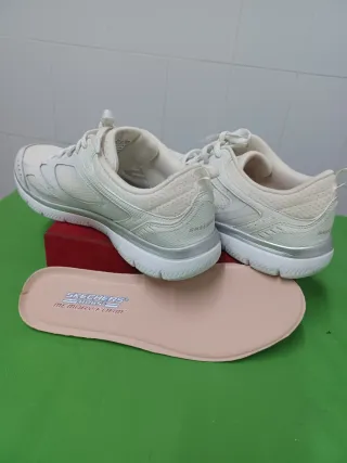 Zapatillas Skechers Blancas y Plateadas
