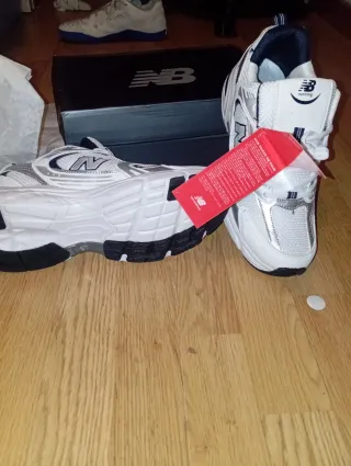 New Balance 530 Plata y Blanco