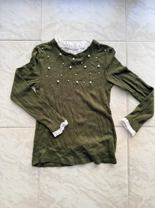 Jersey verde con perlas y volantes