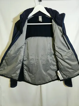 Chaqueta acolchada azul con cuello alto