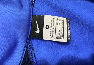 Chaqueta deportiva Nike azul y negra