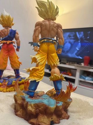 Figura Goku Super Saiyan Base LED 34cm