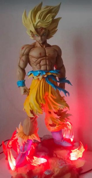 Figura Goku Super Saiyan Base LED 34cm