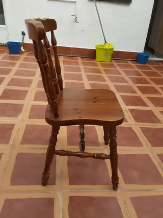 Silla de madera rústica