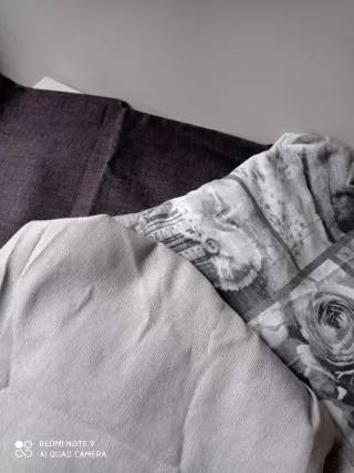 Lotti di stoffa fantasia e tinta unita grigio