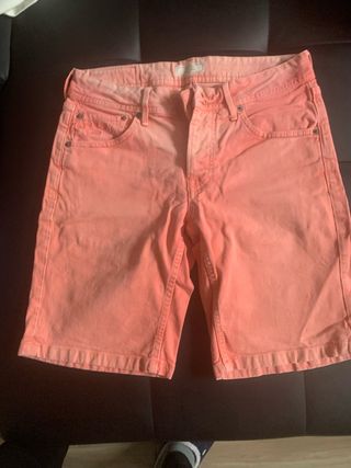 Bermudas naranjas