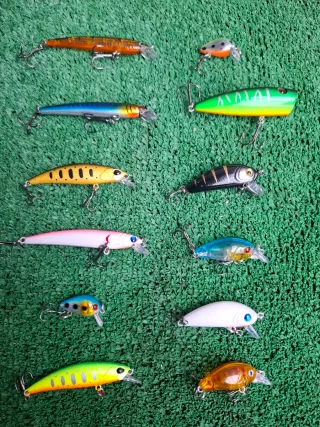 Lote 12 señuelos mas estuche 16 cucharillas