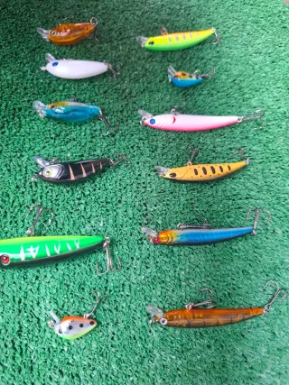 Lote 12 señuelos mas estuche 16 cucharillas