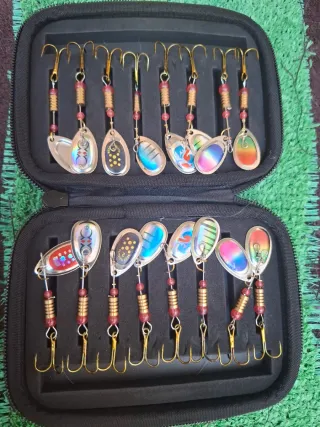 Lote 12 señuelos mas estuche 16 cucharillas