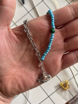 Collana in perline turchesi e catena d’acciaio