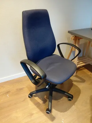 Silla de oficina ergonómica azul
