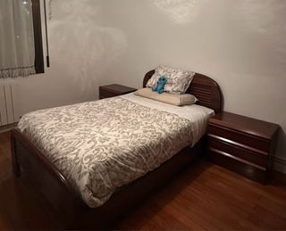 Cabecero de cama de madera y mesillas