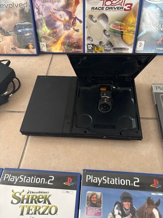 PlayStation 2 con videogame