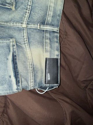 Pantalones Amiri Desgastados con Logo Rojo