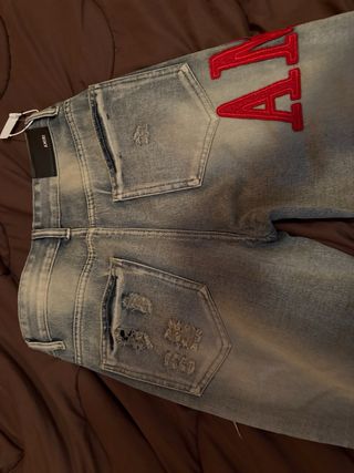 Pantalones Amiri Desgastados con Logo Rojo