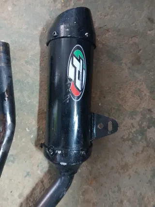 Sistema de escape para moto