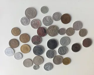 Lote 33 monedas extranjeras