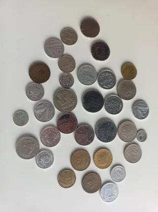 Lote 33 monedas extranjeras