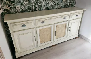 Aparador de madera beige y blanco