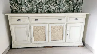 Aparador de madera beige y blanco