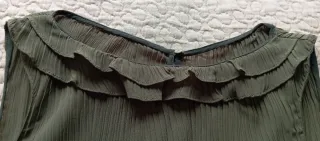 Blusa sin mangas verde con volantes.