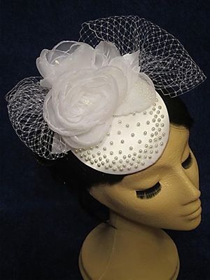 Tocado Victoria, blanco, flores, 100perlas y velo