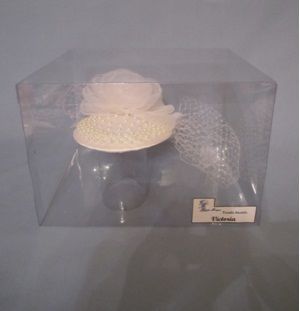 Tocado Victoria, blanco, flores, 100perlas y velo