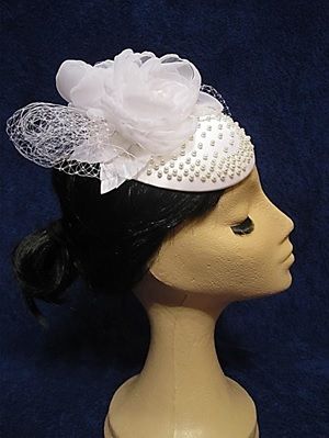 Tocado Victoria, blanco, flores, 100perlas y velo