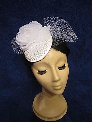 Tocado Victoria, blanco, flores, 100perlas y velo