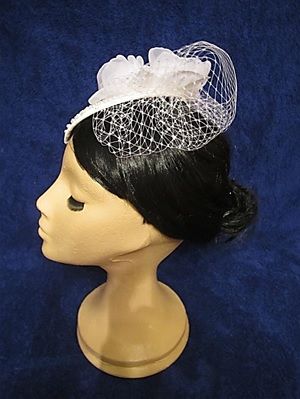 Tocado Victoria, blanco, flores, 100perlas y velo