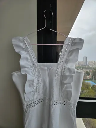 Mono blanco con volantes