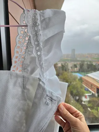 Mono blanco con volantes