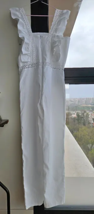 Mono blanco con volantes