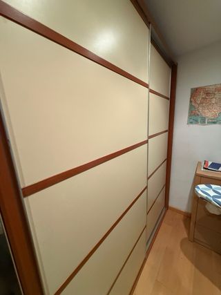 Armario puertas correderas madera