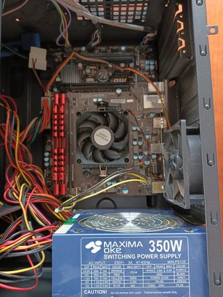 PC Windows 11 con monitor, teclado y ratón