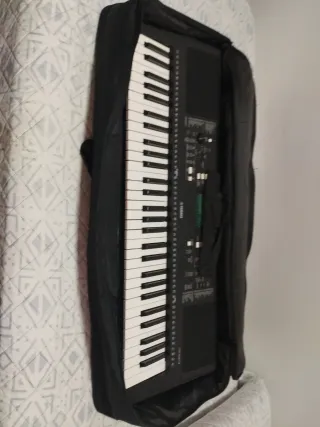 Yamaha PSR-E373 con funda