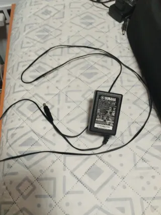 Yamaha PSR-E373 con funda